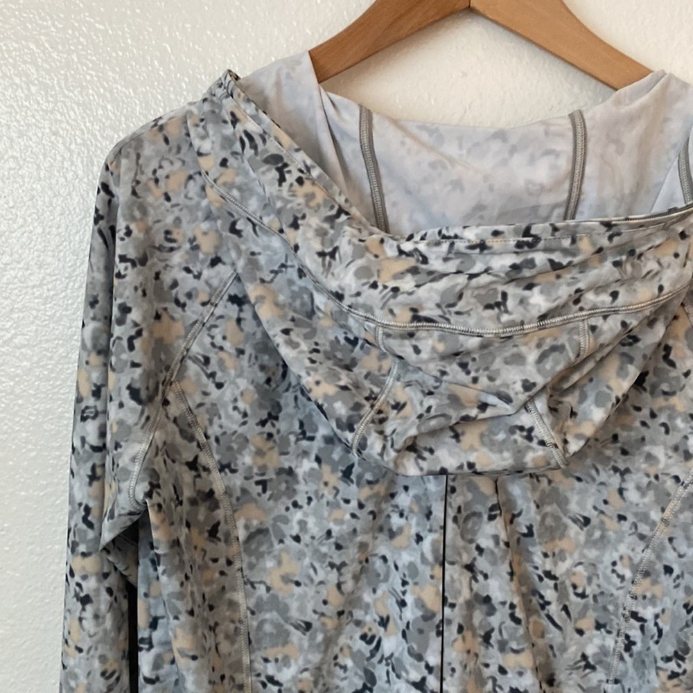 Lululemon Like New Lightened Up 1/4 Zip Pullover in Speckled Silver and Gray - Picture 11 of 14